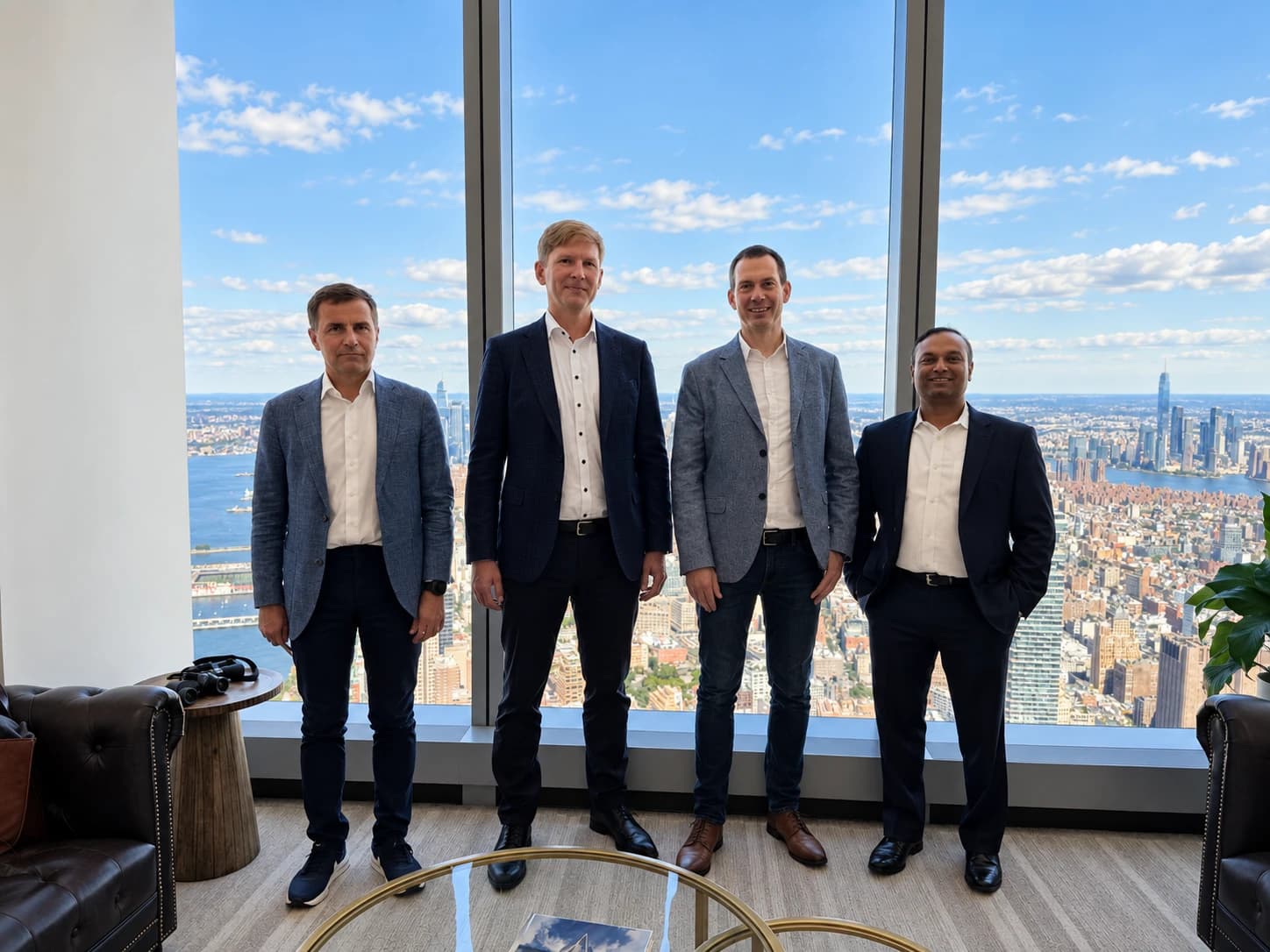 Cuatro representantes en la reunión de la alianza entre IBIS y Bisly, con vistas a la ciudad de Nueva York
