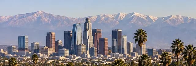Edificios del centro de Los Ángeles con las montañas de San Gabriel al fondo