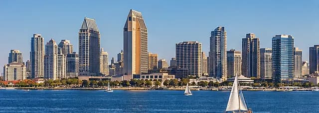 Horizonte comercial del centro de San Diego visto desde la bahía