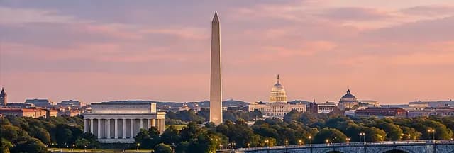 Horizonte de Washington, DC al anochecer, con el Monumento a Washington y edificios circundantes