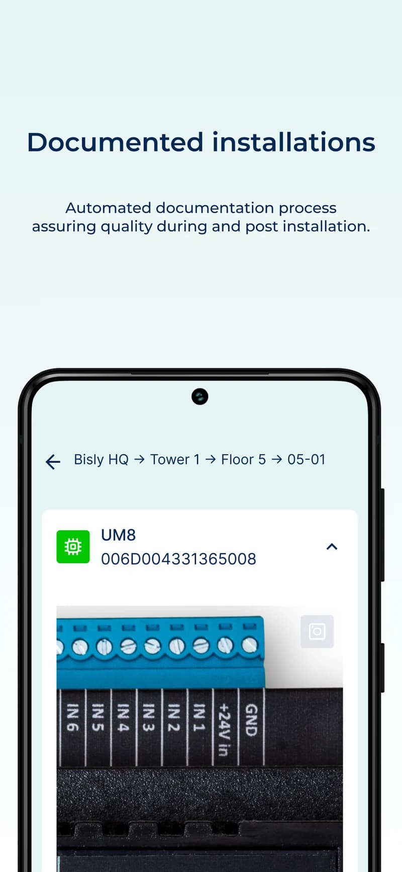 Aplicación Bisly Installer documentando una instalación de automatización terminada con una fotografía del dispositivo